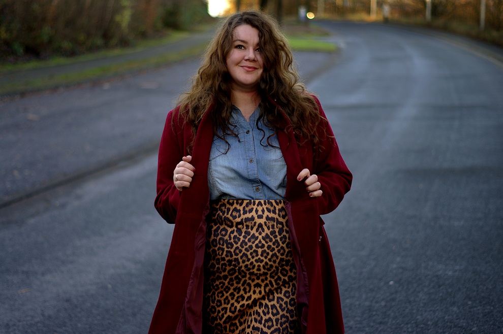 Große Größen Plus Size Fashion Blog Missguided Leopard skirt burgundy coat new look inspire