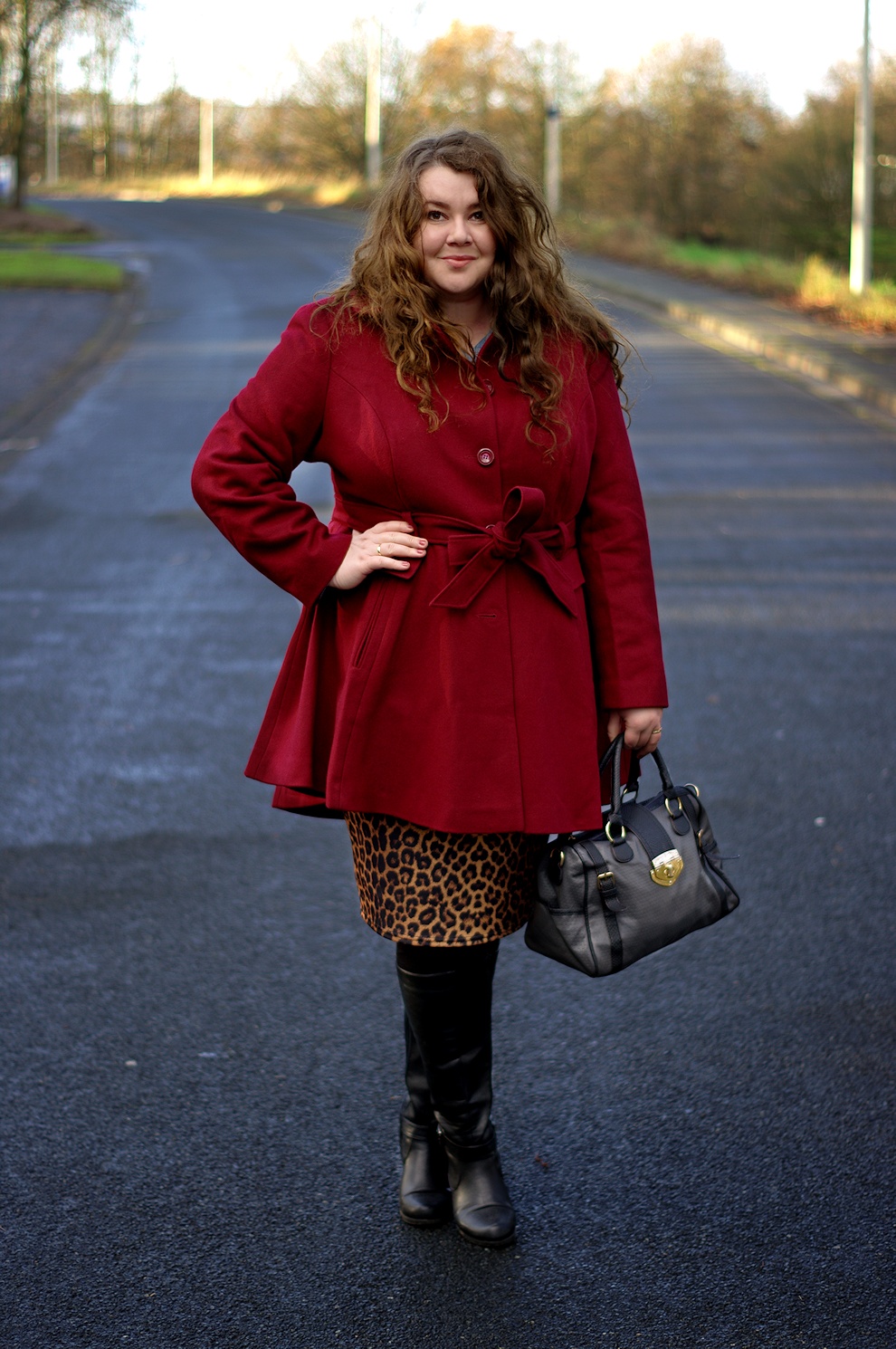 Große Größen Plus Size Fashion Blog Missguided Leopard skirt burgundy coat new look inspire